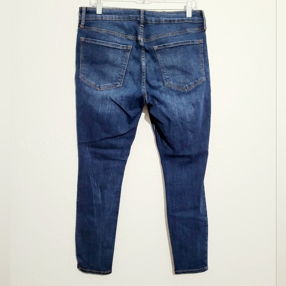 Old Navy Womenâs Mid-Rise Rockstar Super Skinny Jeans Blue Distressed Size 14 - Picture 2 of 10